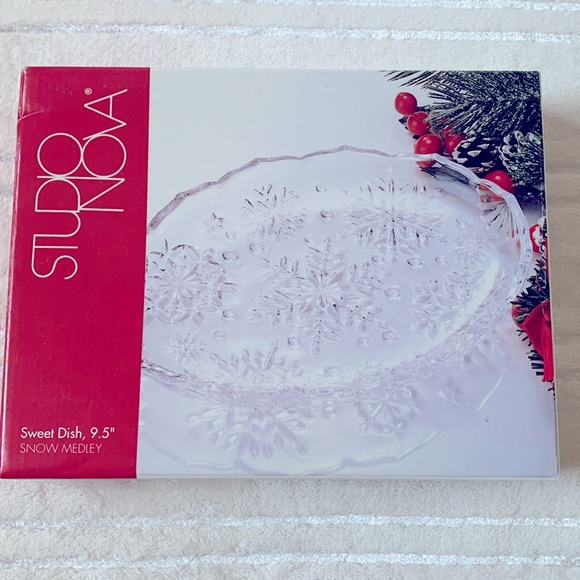 Studio Nova Sweet Dish 9.5” Snow Medley Snowflakes Holiday Plate - Picture 4 of 7